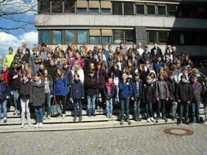 Gro&szlig;er Andrang bei der Polizeiinspektion: 60 M&auml;dchen und Jungen mussten sich erst einmal ihre Fingerabdr&uuml;cke abnehmen lassen, bevor sie die Leitstelle betreten durften.