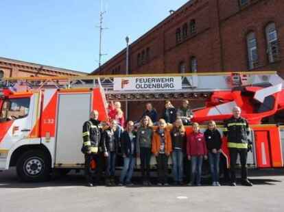 Feuer und Flamme: Elf M&auml;dchen mussten auf der Feuerwehr-Wache kleine Brandherde l&ouml;schen.H&ouml;hepunkt war aber der Einsatz mit der Drehleiter.