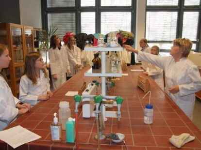 Die Chemie stimmt: 130 M&auml;dchen erhielten an der Jade-Hochschule einen Einblick in naturwissenschaftliche Forschung und technische Berufe.