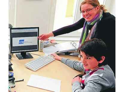 Am Computer: Eine Pr&auml;sentation f&uuml;r den Wirtschaftsunterricht erstellten die Sch&uuml;ler am Institut f&uuml;r &ouml;konomische Bildung.