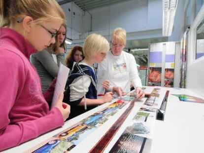 Bunte Bilder: Bei Cewe Color beobachteten die Sch&uuml;ler, wie Filme entwickelt und die Fotografien gedruckt werden.