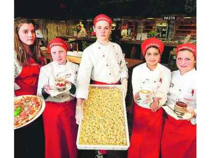 Angerichtet: Nicht nur zuschauen, sondern mithelfen, hie&szlig; es im Restaurant Vapiano. Die Sch&uuml;ler kochten, kellnerten und kassierten. Von Links: Catharina Beer (14), Anna Backhaus (12), Sander de Ree (14), Julia Radi (11) und Dana Plohnk (11).