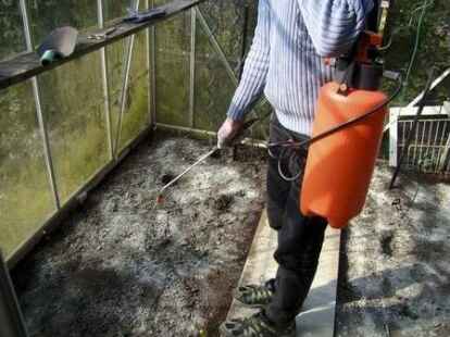 Er bearbeitet den Boden mit 