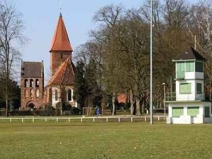 Hier blickt Friedhelm Ohm vom Turnierplatz aus auf die St.-Ulrichs-Kirche.