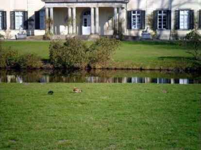Wir verlassen Namibia und lassen uns auf einer Wiese vor dem Rasteder Schloss nieder. Hier begann N@chbarin Bettina Zippel ihren Rundgang durch den Schlosspark.