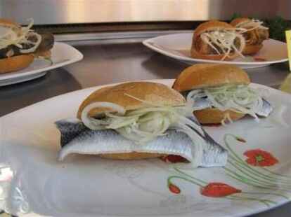 ...und die Erwachsenen in ein Matjes-Br&ouml;tchen bissen. Mehr Bilder vom Fr&uuml;hjahrsmarkt gibt es auf  zu sehen.