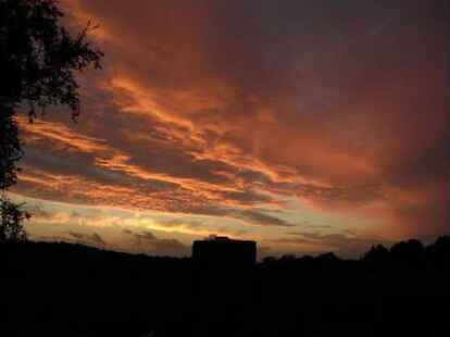 Und wenn die Sonne weg war, hinterlie&szlig; sie immer noch wunderbare Lichteffekte am Himmel und Schattenspiele am Horizont. Mehr Sonnenunterg&auml;nge finden Sie auf .