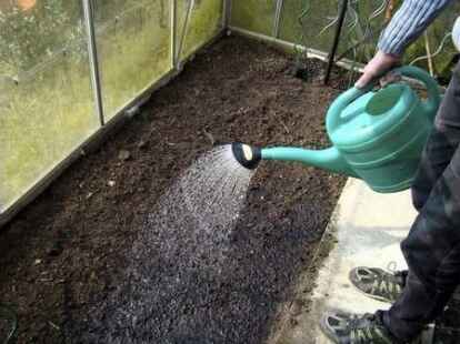 ...und w&auml;ssert das ganze am Ende. Mehr von der Gew&auml;chshaus-Sanierung erfahren Sie auf .