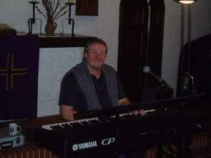 Gespielt wurde auch in der St.Petri-Kirche zu Westerstede - und zwar Klavier. Helmut Jost gab die Kl&auml;nge vor...
