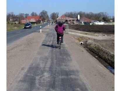 Seit neuestem ist die L&uuml;cke geschlossen: Jetzt k&ouml;nnen hier Radfahrer den Radweg benutzen. Einige Eindr&uuml;cke von vor, w&auml;hrend und nach dem Bau finden Sie auf .