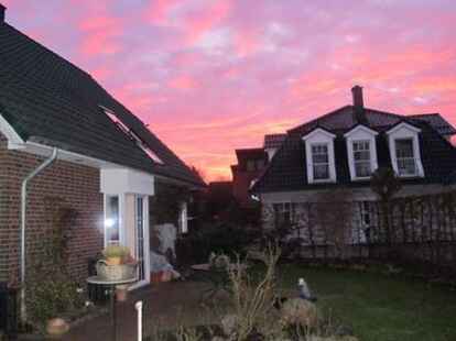 Auch in Oldenburg finden im Himmel unglaublich sch&ouml;ne Farbenspiele statt. Vor Werner Fuhlrotts Haust&uuml;r f&auml;rbten sich die Wolken beinahe blutrot. Nachzupr&uuml;fen auf .