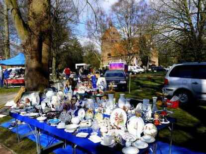 Zus&auml;tzlich zum Jahrmarkt waren die Besucher auf einen Flohmarkt eingeladen.