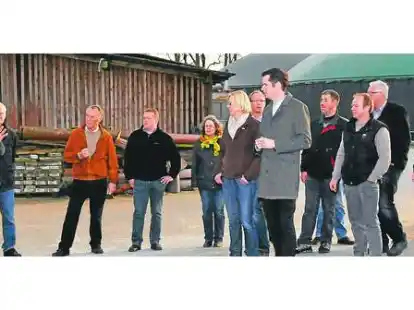 Hannes Sassen-Stolle (links) stellte den FDP-Politikern die vielf&auml;ltigen Arbeitsfelder auf dem Hof in Hockensberg vor. Unter den Zuh&ouml;rer war auch der Vorsitzende der FDP-Fraktion im Landtag, Christian D&uuml;rr (vorne, 5. von links).