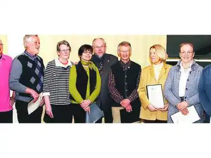 Ehrung f&uuml;r 25 Mitgliedschaft (v. l.): Cornelia L&ouml;ber Wilfred Pieske, Heiko Damke, Ingrid Michaelsen, Margrit Basedow, Rolf Basedow, Hans-Hermann Gollenstede, Helga Drieling, Ellen Schnitger und Dedo Schnitger bekamen Urkunden.