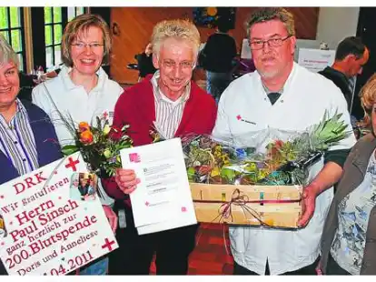 Gratulierten Paul Sinsch (Mitte) zur 200. Blutspende: (von links): Doris Schneidereit, Monika Schreiber, Hans-Peter Mennen und Anneliese Berding