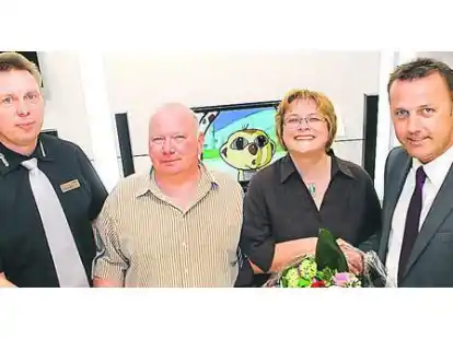 &Uuml;bergabe des Flachbild-Fernsehers, Hauptpreis beim  -Verkaufsregion Oldenburg)