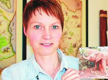 Engagiert sich f&uuml;r Elefanten in Afrika: Britta Petermann mit einem Bild von &bdquo;Naisula&ldquo;.