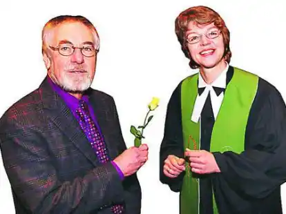 Leiter von der ersten Stunde an: Volker Lehnert erh&auml;lt Gl&uuml;ckw&uuml;nsche von Pastorin Susanne Duwe