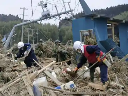 Im Katastrophengebiet suchten auch am Dienstag Retter unerm&uuml;dlich nach m&ouml;glichen Opfern. Viele Bewohner kamen zu dem Ort zur&uuml;ck, an dem einst ihr Wohnhaus stand. Tausende Menschen leben derzeit in Notunterk&uuml;nften.