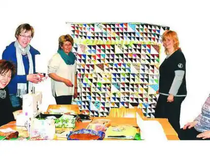 Gemeinsames Flickwerk: Jeden Donnerstag verwandelt sich das Martin-Luther-Gemeindehaus in eine N&auml;hwerkstatt.