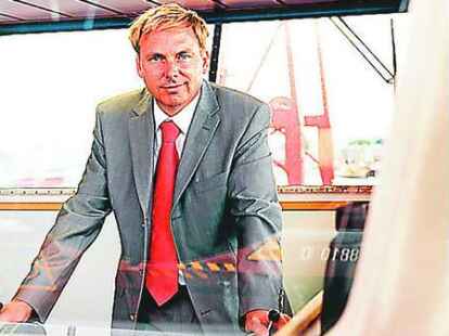 Der Lotse soll von Bord, aber er will bleiben: Niels Stolberg, 50, wird um sein Unternehmen k&auml;mpfen.