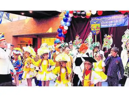 Dieter Miklis, Vizepr&auml;sident der Fastnachtsgesellschaft Schlicktown Wilhelmshaven, f&uuml;hrte gestern Nachmittag durch das Faschingsspektakel, das Mitglieder seines Vereins in der Nordseepassage veranstalteten. Rechts im Bild Faschingsprinzessin Verena.