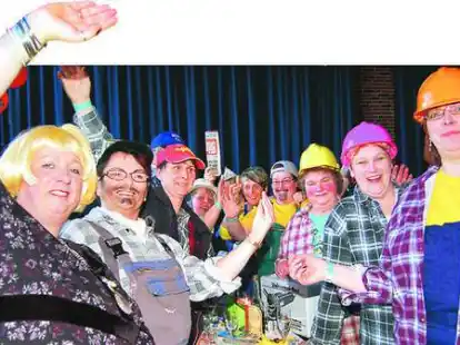 &bdquo;Tine Wittler&ldquo; und ihr Bautrupp aus Neugarmssiel hatten das Werkzeug zu Hause gelassen und feierten ausgelassen mit.