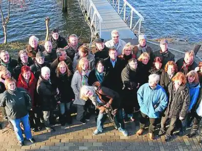 Die ehemaligen Sch&uuml;ler der Eschhofschule hatten Spa&szlig; beim gro&szlig;en Wiedersehen in Lemwerder. Vorne in der Mitte (mit Handtasche): Lehrerin B&auml;rbel Schattka-Bruns.