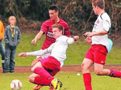 Umk&auml;mpft: Der VfL Wildeshausen (wei&szlig;e Trikots) kam am Sonntag beim TSV Oldenburg zu einem 1:1.
