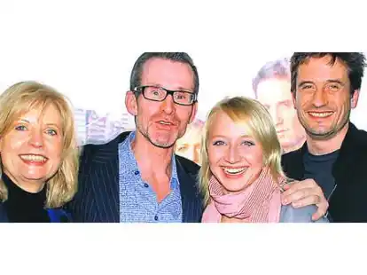 Bestens gelaunt: Sabine Postel (von links), Ulrich Matthes, Anna Maria M&uuml;he und Oliver Mommsen bei der &bdquo;Tatort&ldquo;-Premiere in Bremen. Der neueste Bremen-Krimi wird am kommenden Sonntag, 13. Februar, ausgestrahlt.