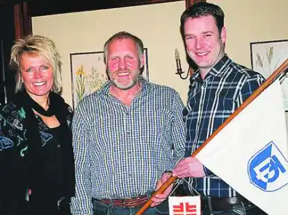 Wechsel an der Spitze: Malte Hoffrogge (rechts) gab den Stab an Rudi Zingler weiter. Links: Sabine Sch&uuml;tte