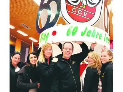 Voller Vorfreude auf die B&uuml;ttenabende: Prinzessin Merle und Prinz Thorsten (Mitte) mit den Ehrendamen (von links) Viviane, Lena, Jenny und Maren