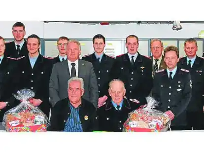 Herbert Fischbeck und Eilert Georg Ramien feierten mit den Feuerwehrleuten ihr Jubil&auml;um.