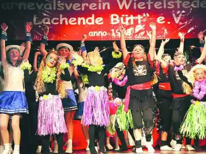 Ob Kinder, (oben), Comedian Helene Plietsch (links) oder &bdquo;Miss Lili&ldquo; und Ron Schriewer (oben rechts): Das Programm kam an.