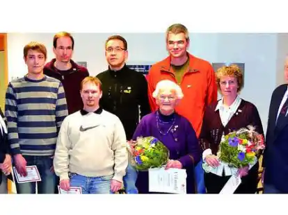 Treue Rotkreuzler: Kreisbereitschaftsleiterin Astrid Zinner (links) und 1. Vorsitzender Bodo Struthoff (rechts) ehrten (von links) Jan-Philipp M&uuml;ller, Christoph Schreiber, Magnus Kapels, Michael Fritschi, Ursula Laufer, Michael Jarosch und Gisela Osterloh. Auf dem Bild fehlt Ulrich von Maydell, der f&uuml;r 30-j&auml;hrige Mitgliedschaft ausgezeichnet wurde.