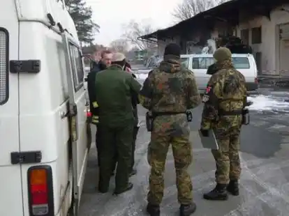 Ermittlungen: Polizisten und Feldj&auml;ger untersuchten den Brandort. Bild: Dehmer