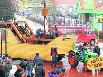 Alle Mann an Bord: Die Landjugend Bokel beteiligte sich wieder mit ihrer gewaltigen Kogge am Karnevalsumzug in Wiefelstede. Die gute Stimmung konnte auch der Regen nicht tr&uuml;ben.