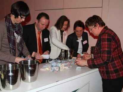 3477 Euro hatten DeHoGa-Gesch&auml;ftsf&uuml;heririn Silke Aschenbeck, Rainer Haberland (erweiterter DeHoGa-Vorstand), Brigitte von H&auml;fen (SkF-&Ouml;ffentlichkeitsarbeit), Romy Langemeyer-Rump (2. Vorsitzende SkF) und Magdalena Timpker-Fleming (erweiterter DeHoGa-Vorstand) zu z&auml;hlen. Das Geld ging an den SkF.