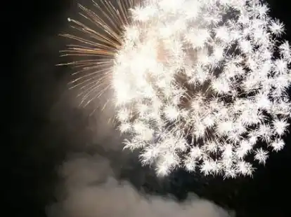 Mit einem gro&szlig;en Knall begann das Jahr 2011. Das ist nicht besonderes, zumal jedes Jahr mit Knalleffekten beginnt. Fotos von der Feuerwerkskunst am Himmel zeigt N@chbar Ewald Flothow auf .