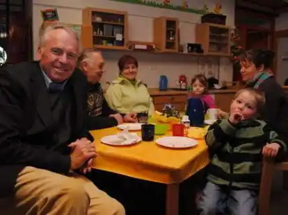 Lie&szlig;en sich den Kuchen schmecken: J&uuml;rgen Bentlage (links) und Enkel Erik (rechts) sowie (hinten von links) Egon und Helga Schwers mit Enkeltochter Alexandra und Kindergarten-Praktikantin Silke Mangels