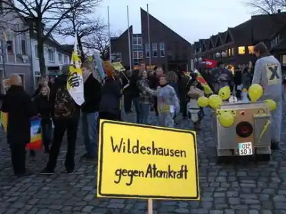 Unter dem Motto &bdquo;Laufzeiten abLAUFEN lassen&ldquo; protestieren am Montagabend knapp &uuml;ber hundert Wildeshauser gegen die Atompolitik der Bundesregierung. Eskortiert von drei Polizeiwagen, marschierten die Demons&shy;tranten vom Marktplatz bis zum Kreishaus und vorbei an den B&uuml;ros von CDU und FDP wieder zur&uuml;ck.