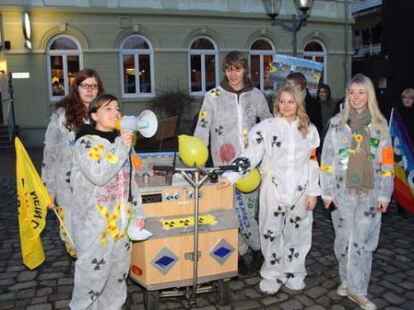 Unter dem Motto &bdquo;Laufzeiten abLAUFEN lassen&ldquo; protestieren am Montagabend knapp &uuml;ber hundert Wildeshauser gegen die Atompolitik der Bundesregierung. Eskortiert von drei Polizeiwagen, marschierten die Demons&shy;tranten vom Marktplatz bis zum Kreishaus und vorbei an den B&uuml;ros von CDU und FDP wieder zur&uuml;ck.