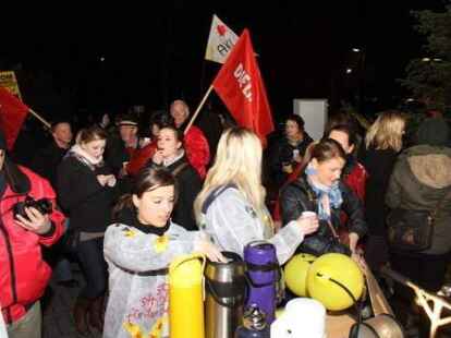 Unter dem Motto &bdquo;Laufzeiten abLAUFEN lassen&ldquo; protestieren am Montagabend knapp &uuml;ber hundert Wildeshauser gegen die Atompolitik der Bundesregierung. Eskortiert von drei Polizeiwagen, marschierten die Demons&shy;tranten vom Marktplatz bis zum Kreishaus und vorbei an den B&uuml;ros von CDU und FDP wieder zur&uuml;ck.