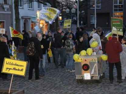 Unter dem Motto &bdquo;Laufzeiten abLAUFEN lassen&ldquo; protestieren am Montagabend knapp &uuml;ber hundert Wildeshauser gegen die Atompolitik der Bundesregierung. Eskortiert von drei Polizeiwagen, marschierten die Demons&shy;tranten vom Marktplatz bis zum Kreishaus und vorbei an den B&uuml;ros von CDU und FDP wieder zur&uuml;ck.