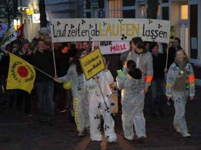 Unter dem Motto &bdquo;Laufzeiten abLAUFEN lassen&ldquo; protestieren am Montagabend knapp &uuml;ber hundert Wildeshauser gegen die Atompolitik der Bundesregierung. Eskortiert von drei Polizeiwagen, marschierten die Demons&shy;tranten vom Marktplatz bis zum Kreishaus und vorbei an den B&uuml;ros von CDU und FDP wieder zur&uuml;ck.