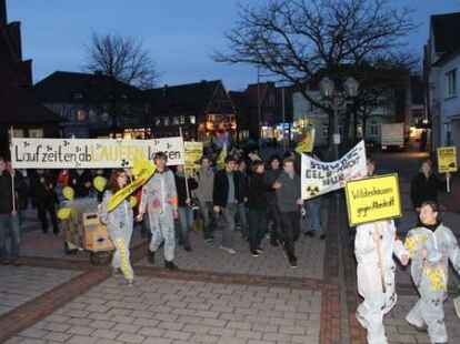 Unter dem Motto &bdquo;Laufzeiten abLAUFEN lassen&ldquo; protestieren am Montagabend knapp &uuml;ber hundert Wildeshauser gegen die Atompolitik der Bundesregierung. Eskortiert von drei Polizeiwagen, marschierten die Demons&shy;tranten vom Marktplatz bis zum Kreishaus und vorbei an den B&uuml;ros von CDU und FDP wieder zur&uuml;ck.