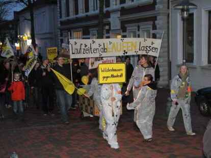 Unter dem Motto &bdquo;Laufzeiten abLAUFEN lassen&ldquo; protestieren am Montagabend knapp &uuml;ber hundert Wildeshauser gegen die Atompolitik der Bundesregierung. Eskortiert von drei Polizeiwagen, marschierten die Demons&shy;tranten vom Marktplatz bis zum Kreishaus und vorbei an den B&uuml;ros von CDU und FDP wieder zur&uuml;ck.