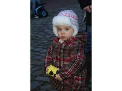 Unter dem Motto &bdquo;Laufzeiten abLAUFEN lassen&ldquo; protestieren am Montagabend knapp &uuml;ber hundert Wildeshauser gegen die Atompolitik der Bundesregierung. Eskortiert von drei Polizeiwagen, marschierten die Demons&shy;tranten vom Marktplatz bis zum Kreishaus und vorbei an den B&uuml;ros von CDU und FDP wieder zur&uuml;ck.