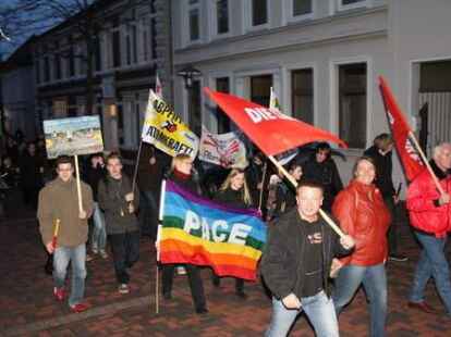 Unter dem Motto &bdquo;Laufzeiten abLAUFEN lassen&ldquo; protestieren am Montagabend knapp &uuml;ber hundert Wildeshauser gegen die Atompolitik der Bundesregierung. Eskortiert von drei Polizeiwagen, marschierten die Demons&shy;tranten vom Marktplatz bis zum Kreishaus und vorbei an den B&uuml;ros von CDU und FDP wieder zur&uuml;ck.