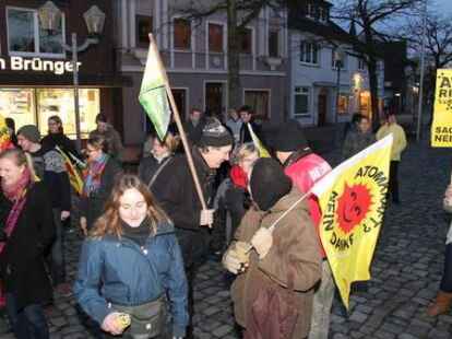 Unter dem Motto &bdquo;Laufzeiten abLAUFEN lassen&ldquo; protestieren am Montagabend knapp &uuml;ber hundert Wildeshauser gegen die Atompolitik der Bundesregierung. Eskortiert von drei Polizeiwagen, marschierten die Demons&shy;tranten vom Marktplatz bis zum Kreishaus und vorbei an den B&uuml;ros von CDU und FDP wieder zur&uuml;ck.